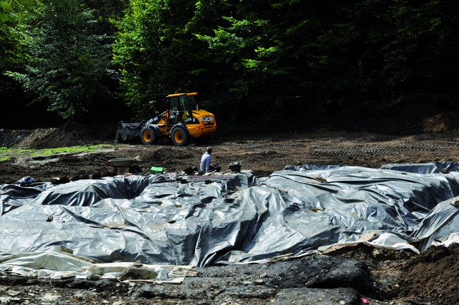 Denn tatsächlich mussten die Befunde überschüttet werden. Hier im Bild die mit Folien überdeckte Grabungsfläche vor ihrer Zuschüttung (Foto: LWL-Archäologie für Westfalen/Manuel Zeiler).
