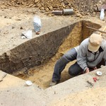 Aus den tiefen Gruben der Linearbandkeramik stammen zahlreiche Keramikscherben. – Foto: LWL-AfW Olpe/M. Baales (vergrößerte Bildansicht wird geöffnet)