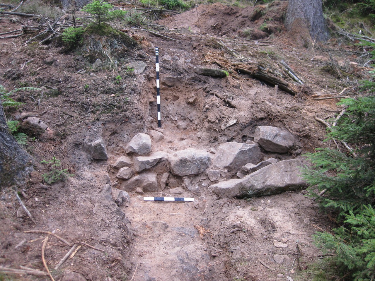 Die in Teilen freigelegte Stützmauer, die zur Sicherung der Terrasse errichtet wurde (Foto: LWL-Archäologie/F. Jürgens).