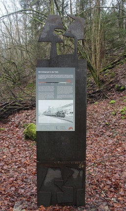 Auf den Stelen wurden die Informationstafeln befestigt (Foto: LWL-Archäologie für Westfalen/M. Zeiler).