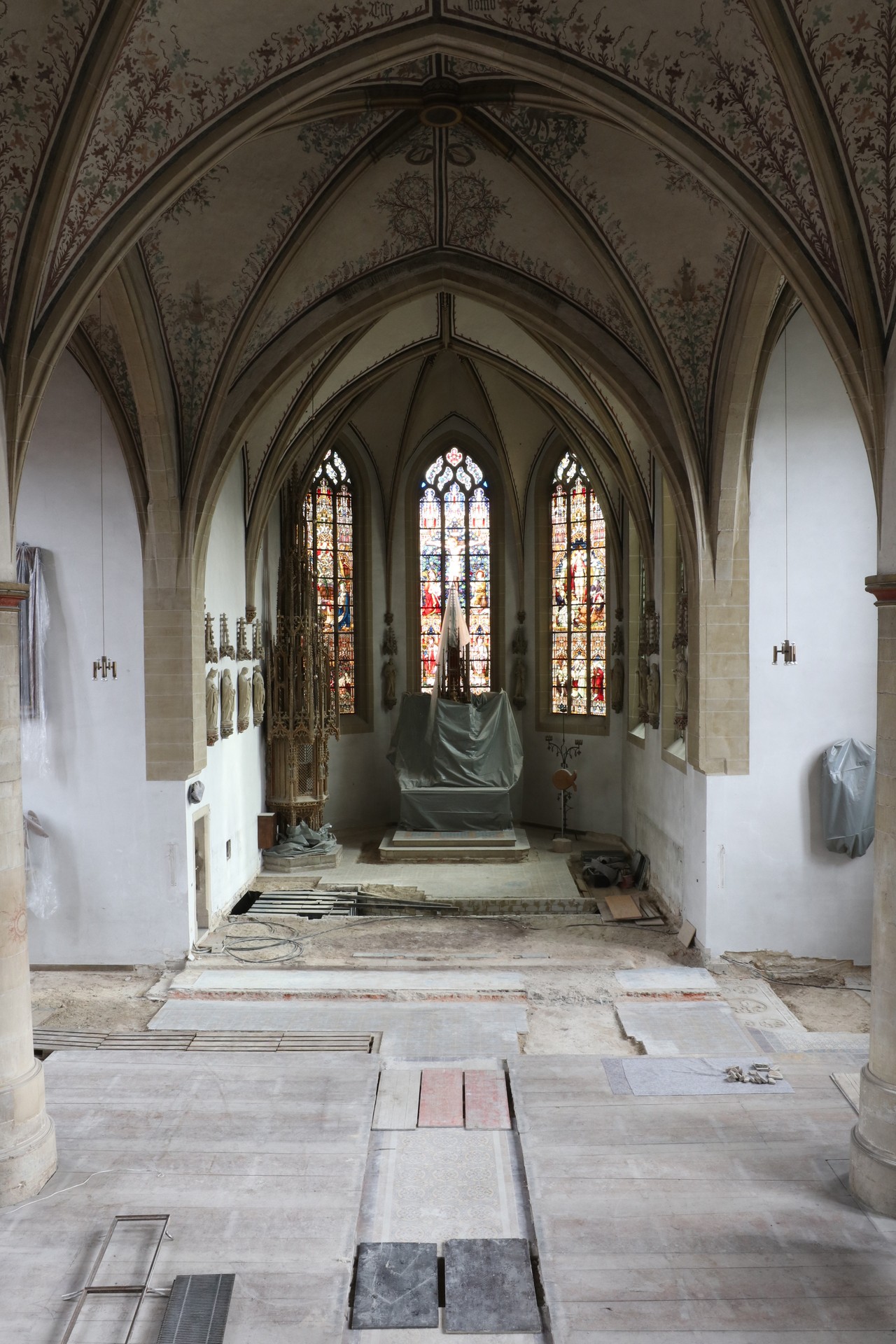 Blick in Richtung Chor. Rechts davor die freigelegte Grabplatte. (Foto: W. Essling-Wintzer / LWL-Archäologie für Westfalen)