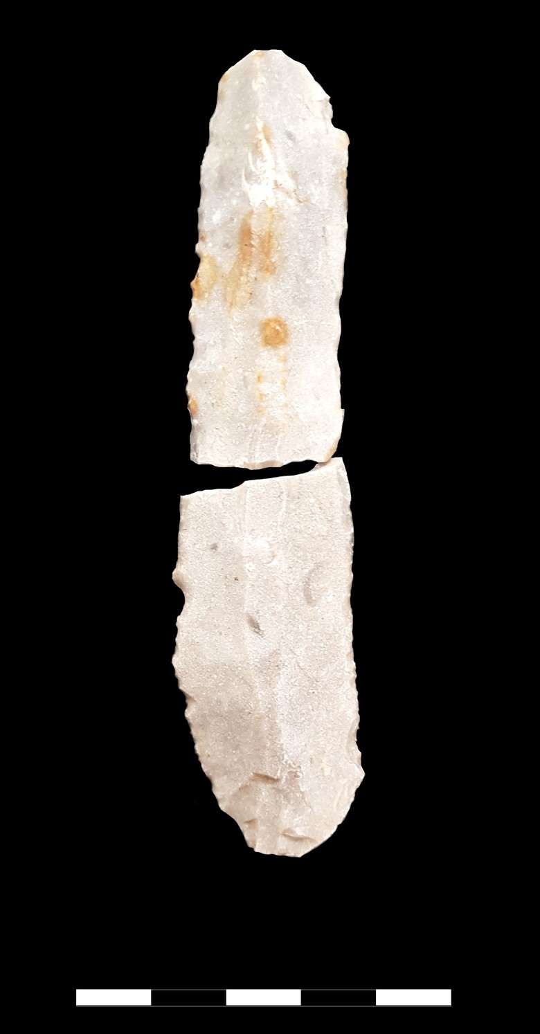 Die beiden Klingenkratzer-Fragmente gehören eindeutig zu einem Objekt (Foto: H. Pongratz, grafische Bearbeitung: LWL-Archäologie für Westfalen/A. Philippi).