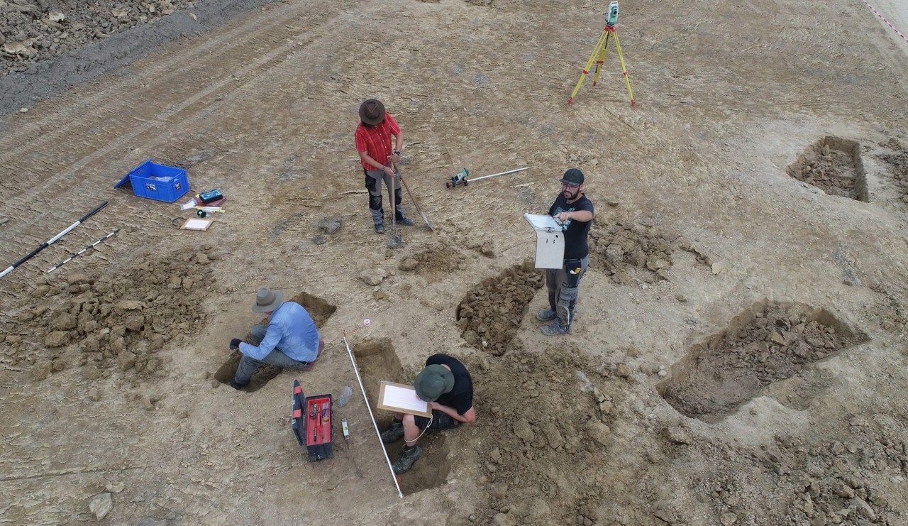 Alltag eines Grabungstechnikers vor Ort. Dieses Anleiten auf einer Grabung kann nur durch Erfahrungswerte in der Praxis erlernt werden. – Foto: LWL-AfW Olpe/D. Riemenschneider