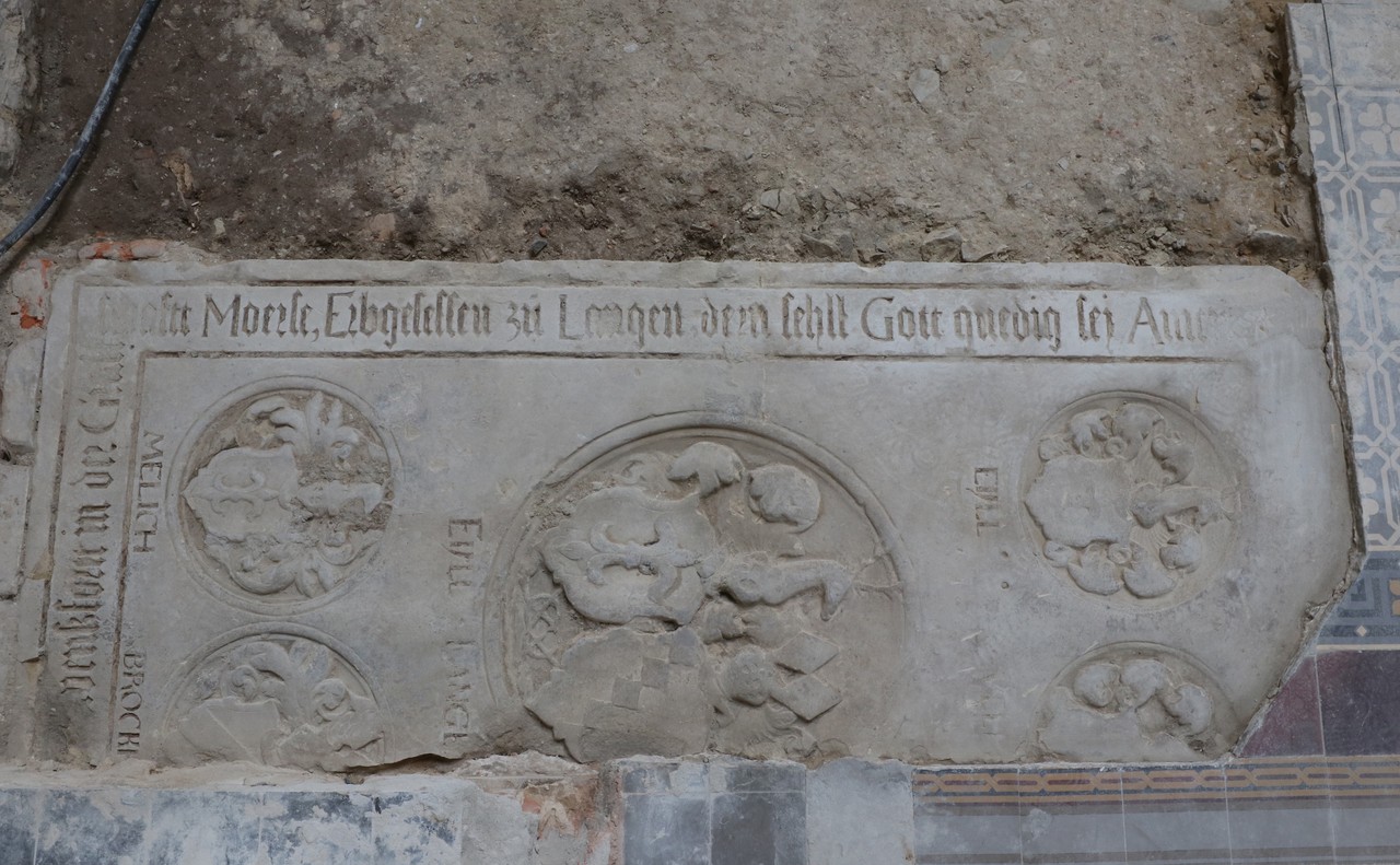 Die Sybert von Eyll zu Langen zugeordnete Grabplatte in der Aufsicht (Foto: W. Essling-Wintzer / LWL-Archäologie für Westfalen)