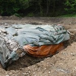 Feinarbeit mit Bagger: Unter archäologischer Begleitung und Dank eines erfahrenen Baggerfahrers gelang das sensible Ausheben der Fundamentgräben ohne Schäden an der archäologischen Substanz (Foto: LWL-Archäologie für Westfalen/M. Zeiler). (vergrößerte Bildansicht wird geöffnet)