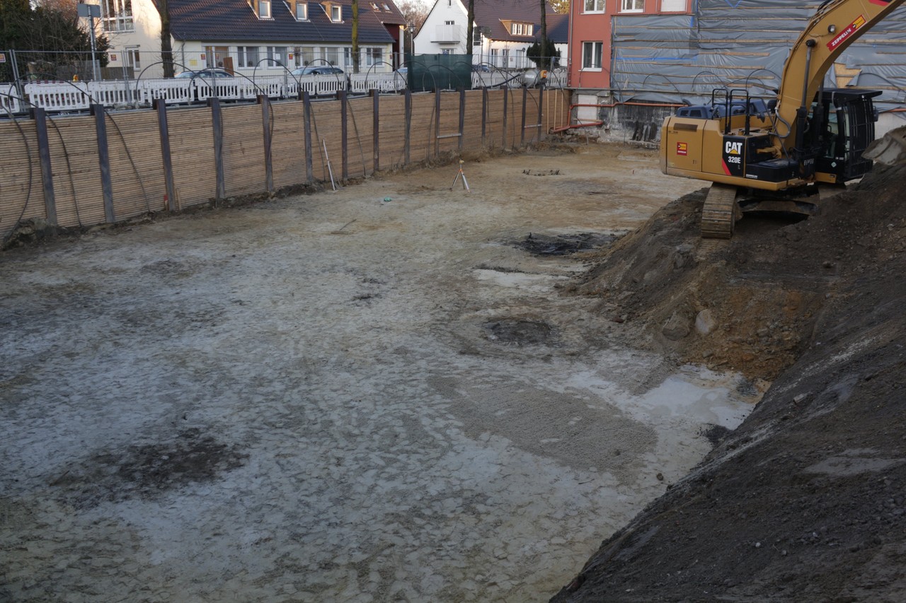 Der Bagger legte in der relativ kleinen Baugrube mehrere verdächtige, dunkle Flecken frei, die sich zu sieben Brunnen und mindestens zwei Latrinen summierten (Foto: LWL-AfW AS Olpe)