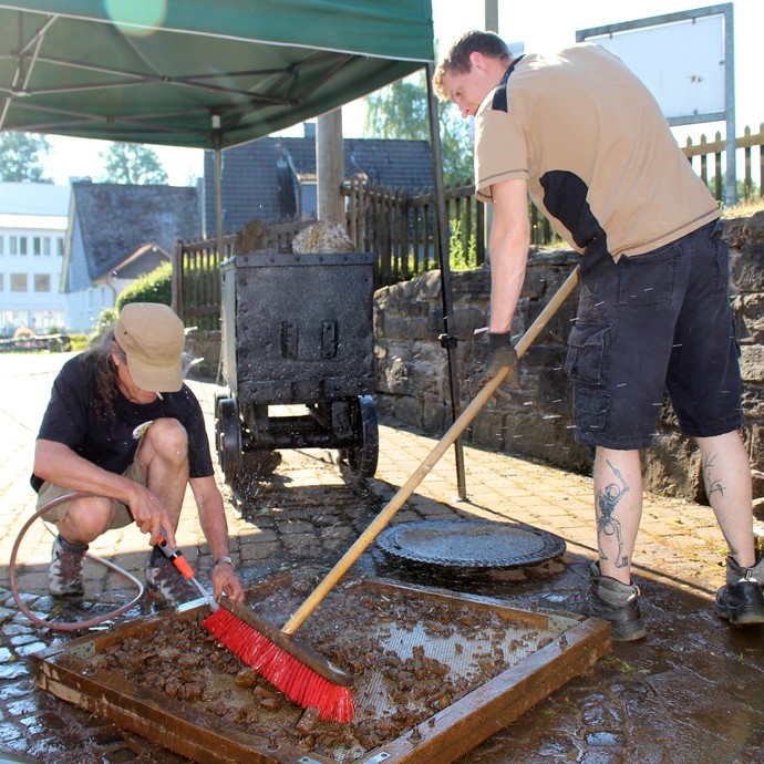 Anschließend wurden die Schlacken gewaschen, … (Foto: LWL/M. Zeiler) (vergrößerte Bildansicht wird geöffnet)