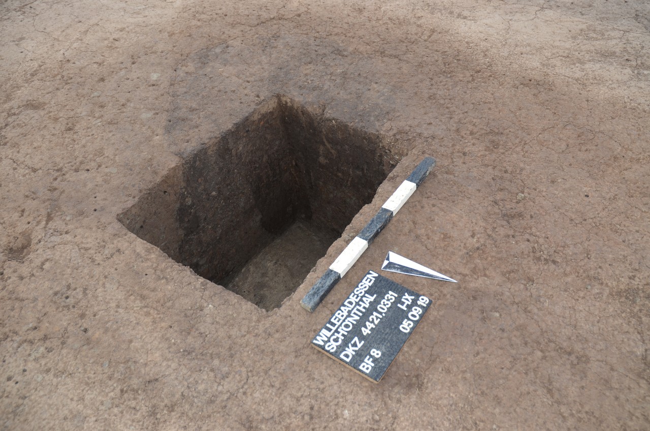 Im Profil von Befund 8 erkennt man sowohl das Pfostenloch, als auch die Umrisse des verrotteten Pfostens selbst. Foto: LWL – Archäologie für Westfalen/M. Hahne