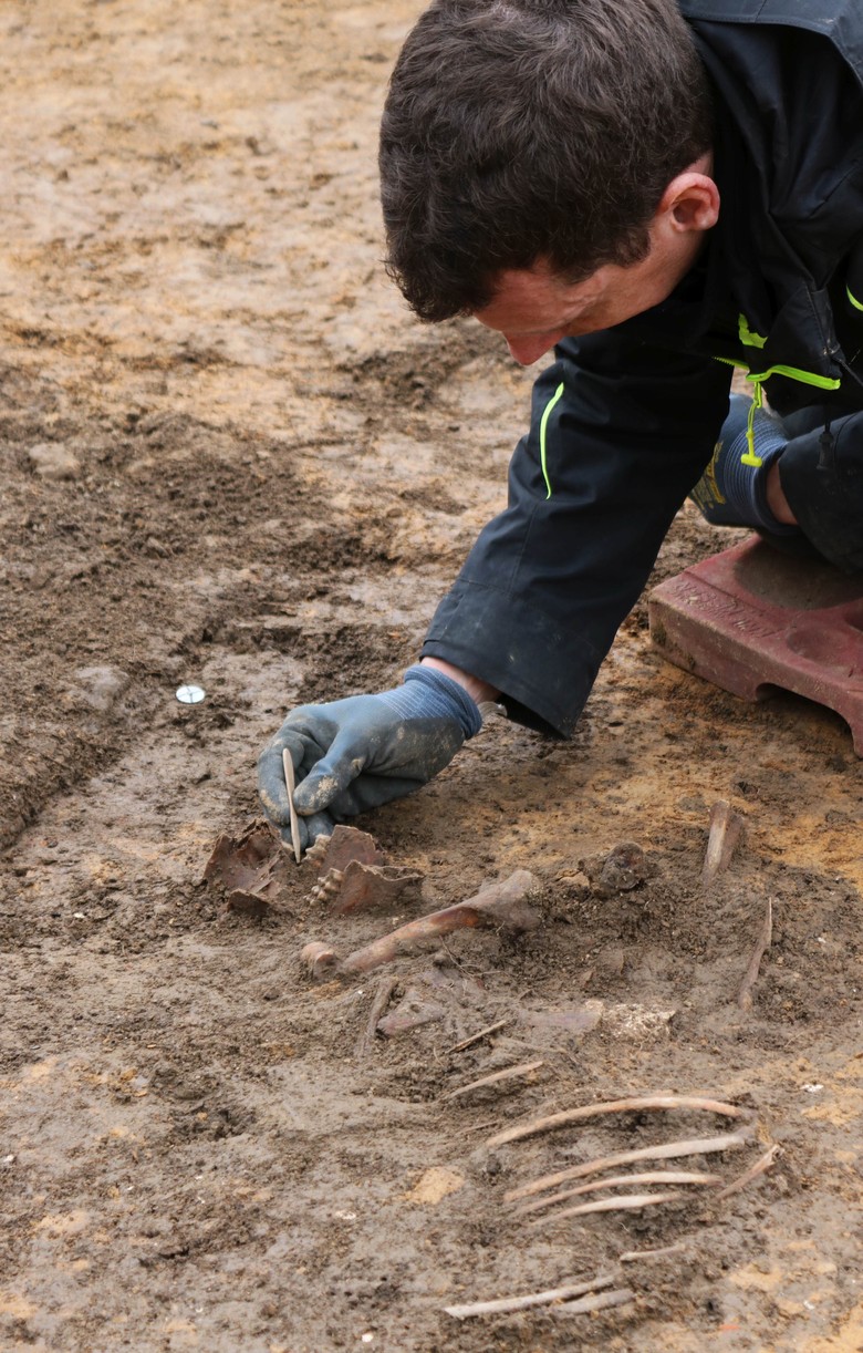 Die Knochen wurden in den Gruben vorsichtig freigelegt. – LWL-AfW Olpe/C. Lüdemann
