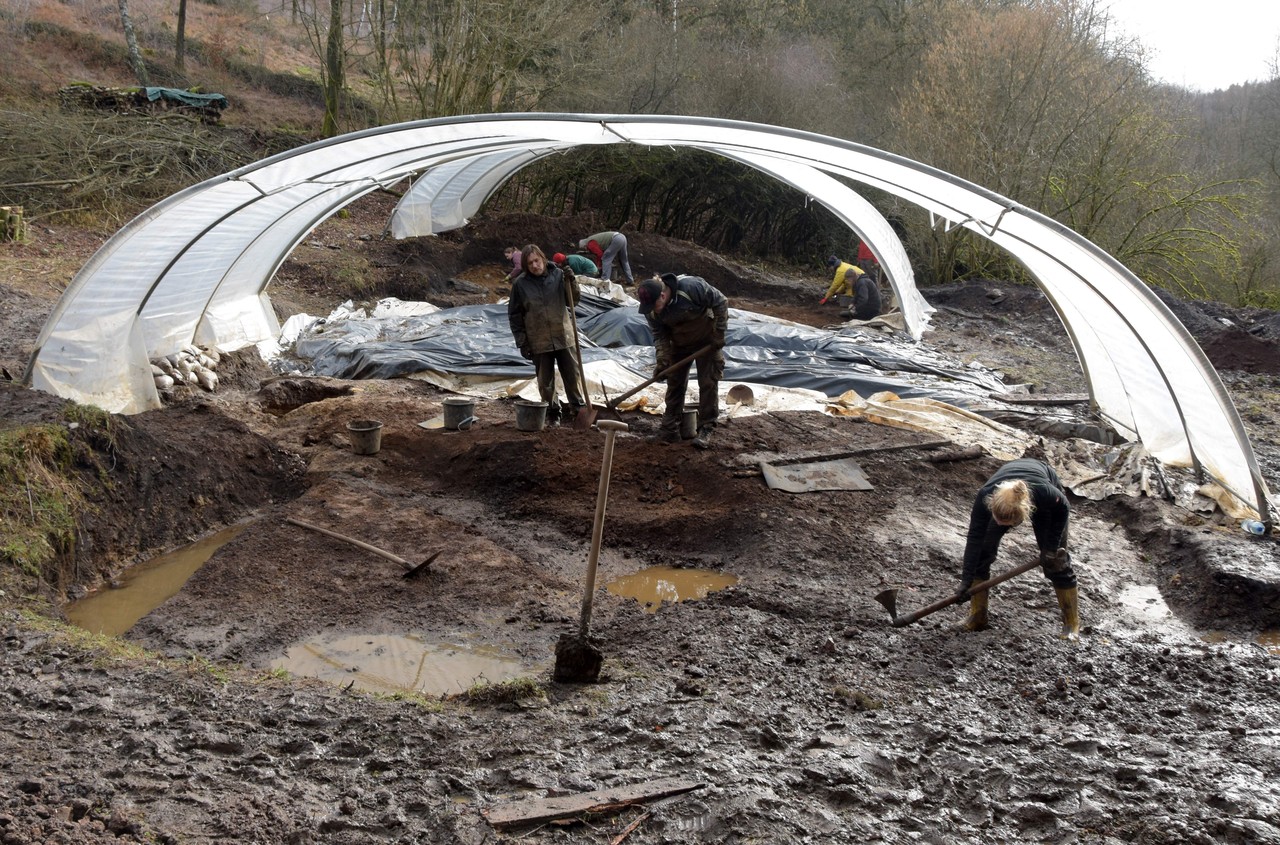 Bei widriger Witterung wurden im März und April 2019 die bis 2012 gesicherten archäologischen Strukturen freigelegt und ihr Umfeld ausgegraben (Foto: Deutsches Bergbau-Museum Bochum/J. Garner).