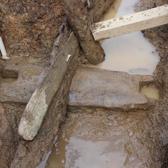 Unter Hölzern des 18. Jahrhunderts liegt diese Bohle mit eingebrachten Nuten an den Schmalseiten quer. (Foto: LWL/M. Zeiler) (vergrößerte Bildansicht wird geöffnet)