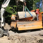 Warstein-Melkeplätzchen. Abtransport des Obelisken durch den Bauhof Warstein. – Foto: LWL-AfW Olpe/Thomas Poggel. (vergrößerte Bildansicht wird geöffnet)