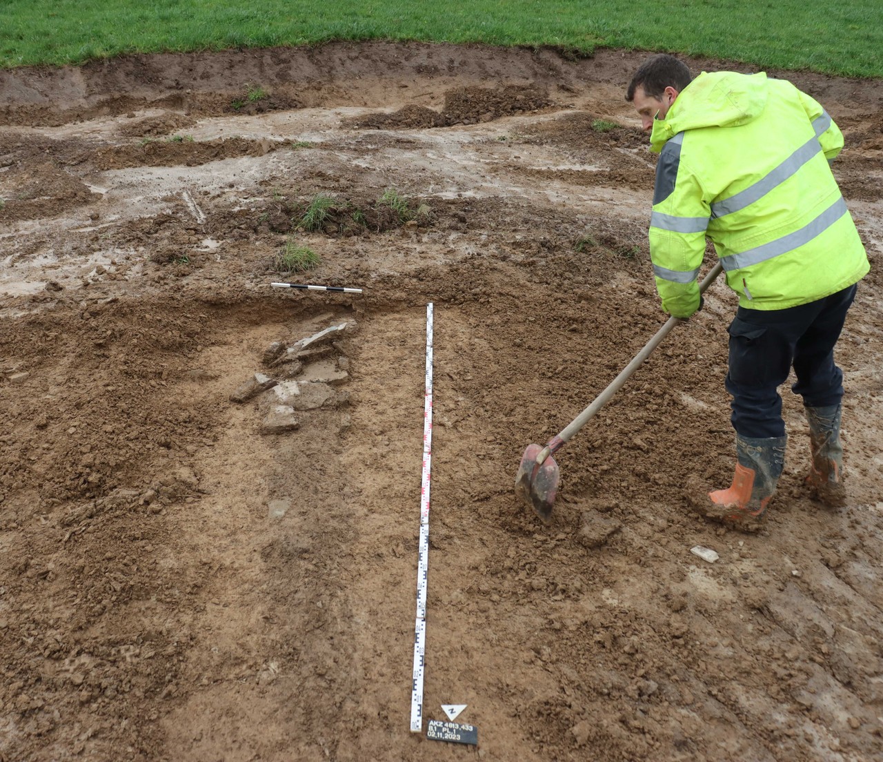 Das Fundament eines Gebäudes wurde freigelegt. Gut erkennbar im Vordergrund: Die ehemalige Baugrube. – Foto: LWL-AfW Olpe/F. Geldsetzer