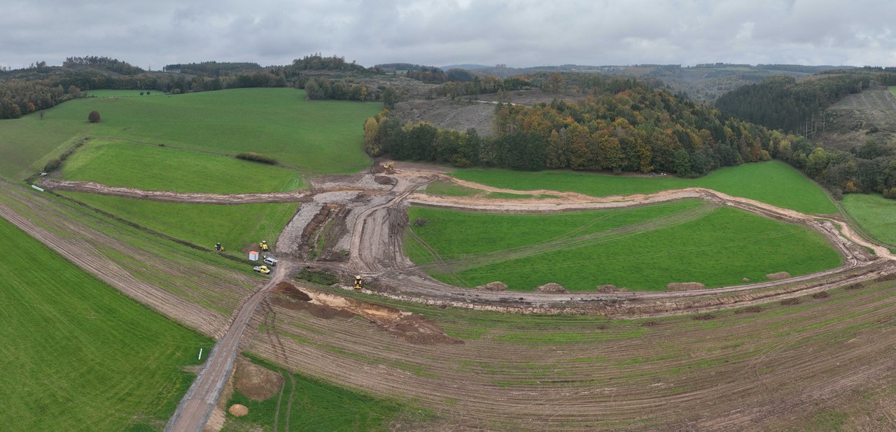 Panorama der Erdarbeiten in Attendorn-Fernholte, die von der Außenstelle Olpe begleitet wurden. – Foto: LWL-AfW Olpe/F. Geldsetzer