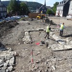 Ein erster Stand: die Umrisse der Krypta/Gruft und Teile der Nordmauer der Kirche sind freigelegt. – Foto: LWL-AfW Olpe/M. Baales. (vergrößerte Bildansicht wird geöffnet)