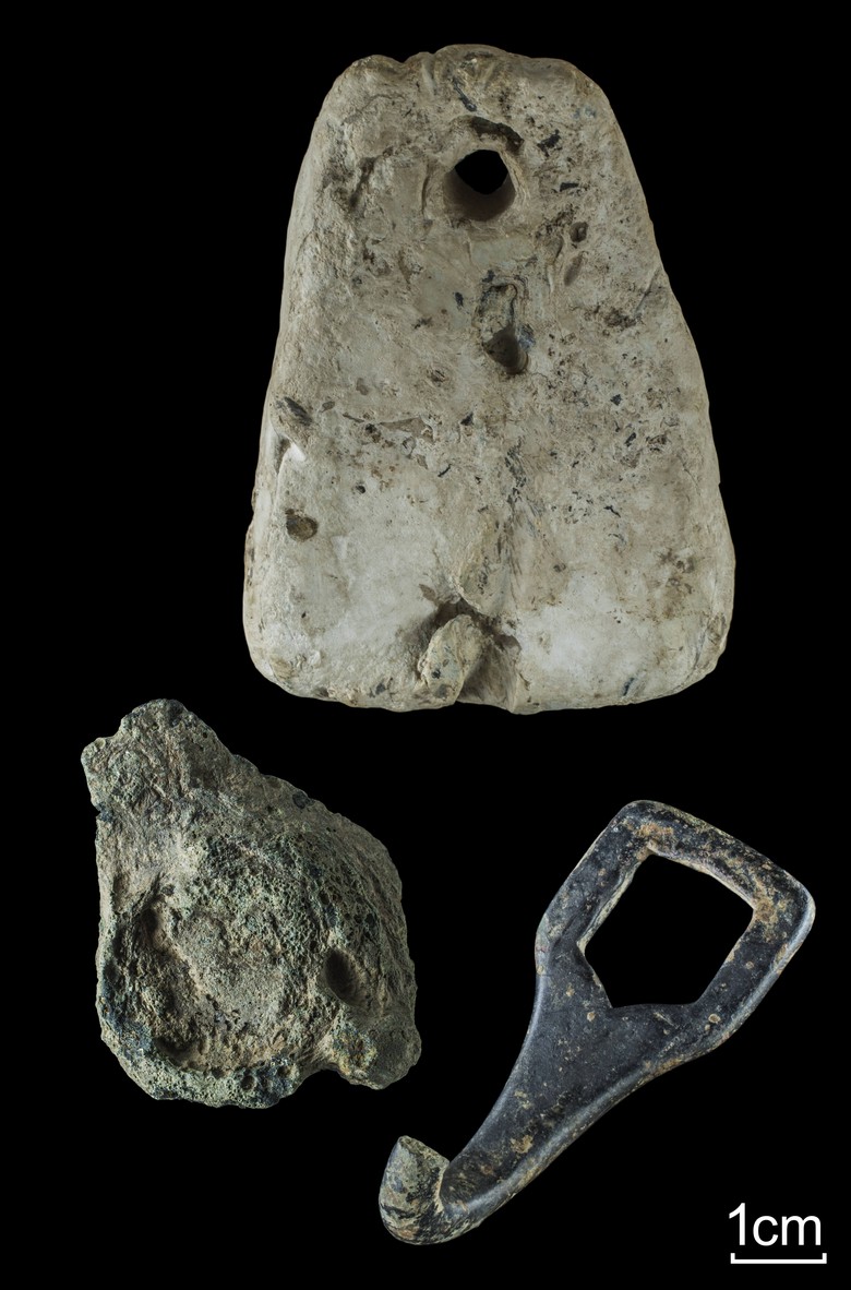 Bleibarren, Gürtelhaken und Gussfragment aus Lennestadt-Elspe (LWL-AfW Olpe/H. Menne)