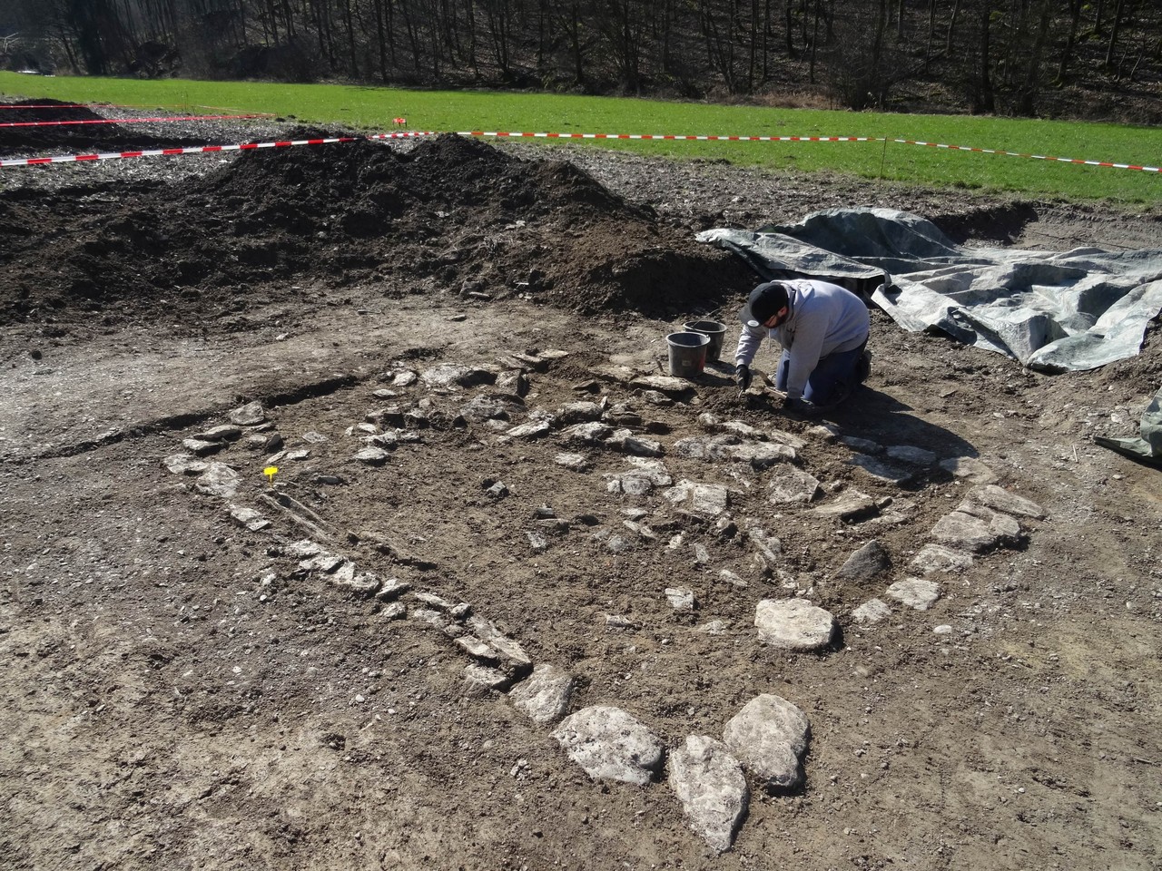 Freilegung des Steinfundaments (Foto: LWL-AfW Olpe / M. Baales).