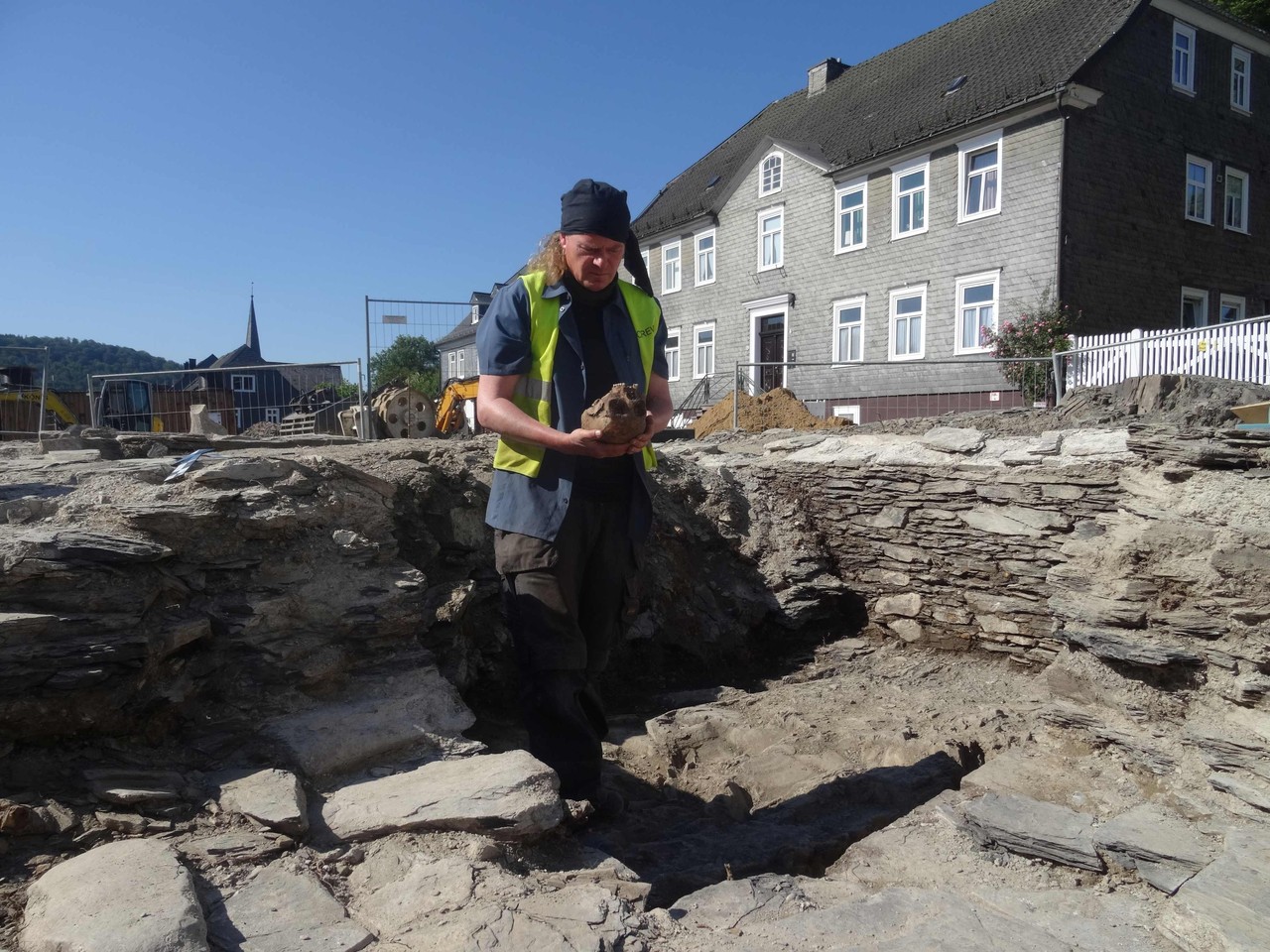 Grabungsleiter Rafael Roth barg aus der ehemaligen Gruft den Kinderschädel. – Foto: LWL-AfW Olpe/M. Baales.