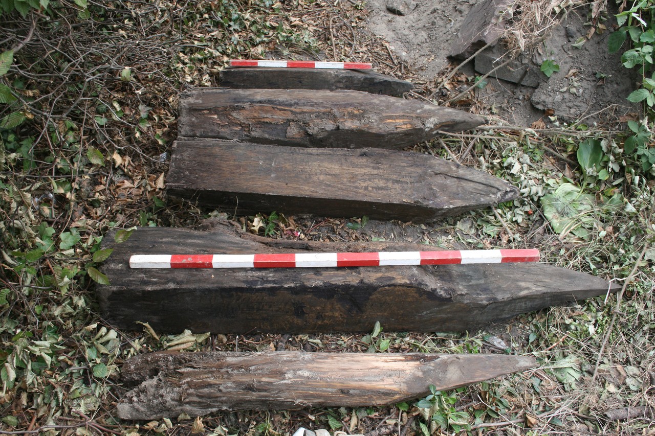 Die Pfähle der Mauerfundamentierung werden noch dendrochronologisch untersucht.