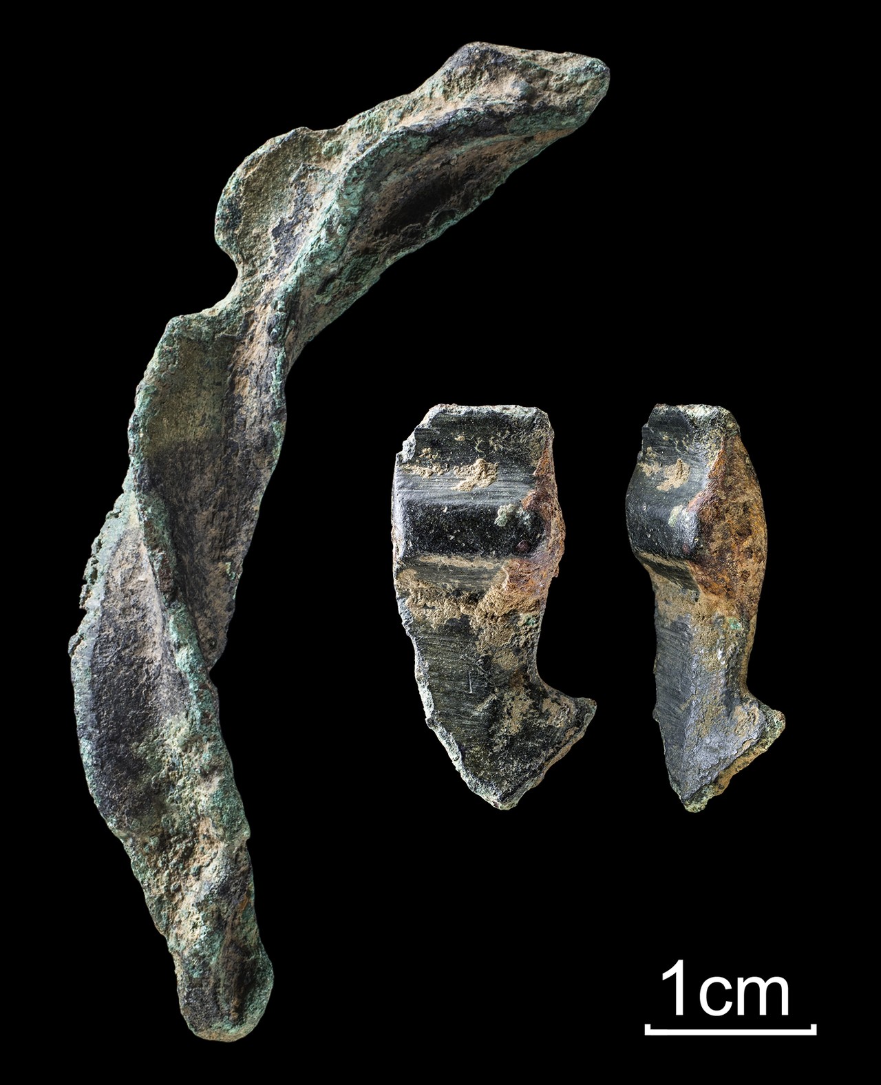 Hagen? – Beide Buntmetallfragmente gehören zu zwei Schmuckstücken und entstammen möglicherweise dem gleichen früheisenzeitlichen Brandgräberfeld (Foto: LWL-Archäologie für Westfalen/H. Menne).