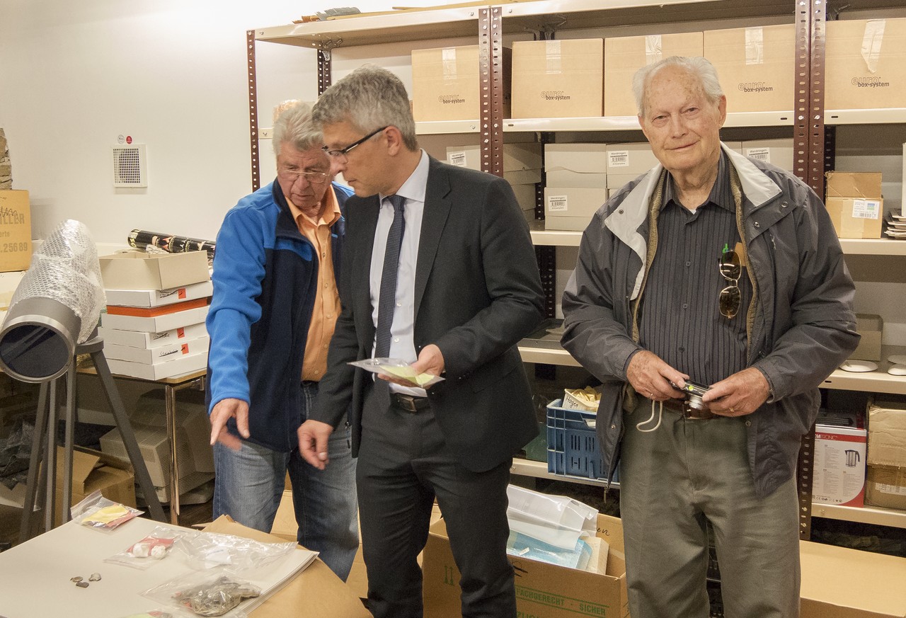 Ernest Mahr bei der Besichtigung der entdeckten Trümmer des Flugzeugs, in dem sein Bruder umkam.