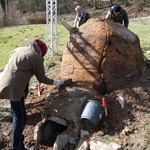 Das lose Lehmmaterial wird abgekratzt (Foto: LWL-Archäologie für Westfalen/M. Zeiler). (vergrößerte Bildansicht wird geöffnet)