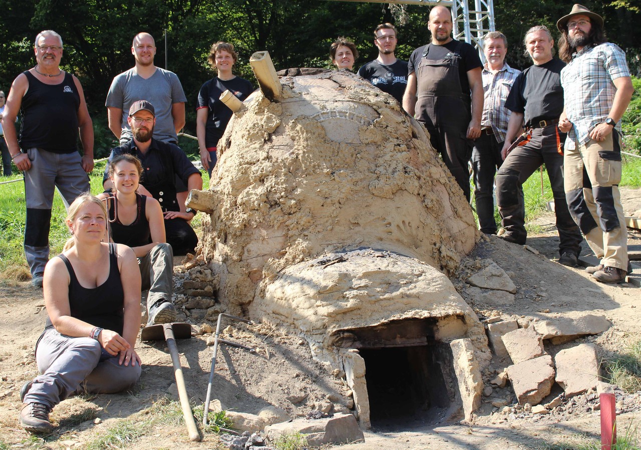 Der Ofen ist aus – Teile des Projektteam am letzten Experimenttag (Foto: LWL-Archäologie für Westfalen/Manuel Zeiler).