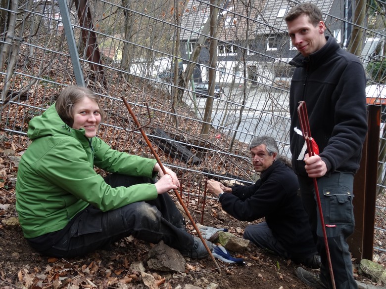 Erneut müssen Löcher am Zaun gestopft werden (Foto: M. Baales)