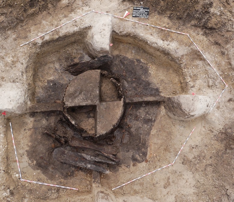 Rutschige Angelegenheit: Tieferliegendes Planum in der Brunnengrube mit der eigentlichen Brunnenröhre und umgebenden Hölzern, die vermutlich ehemals zur Aussteifung der Baugrube in dem lockeren umgebenden Sand dienten (Foto: EggensteinExca/Sven Knippschild).