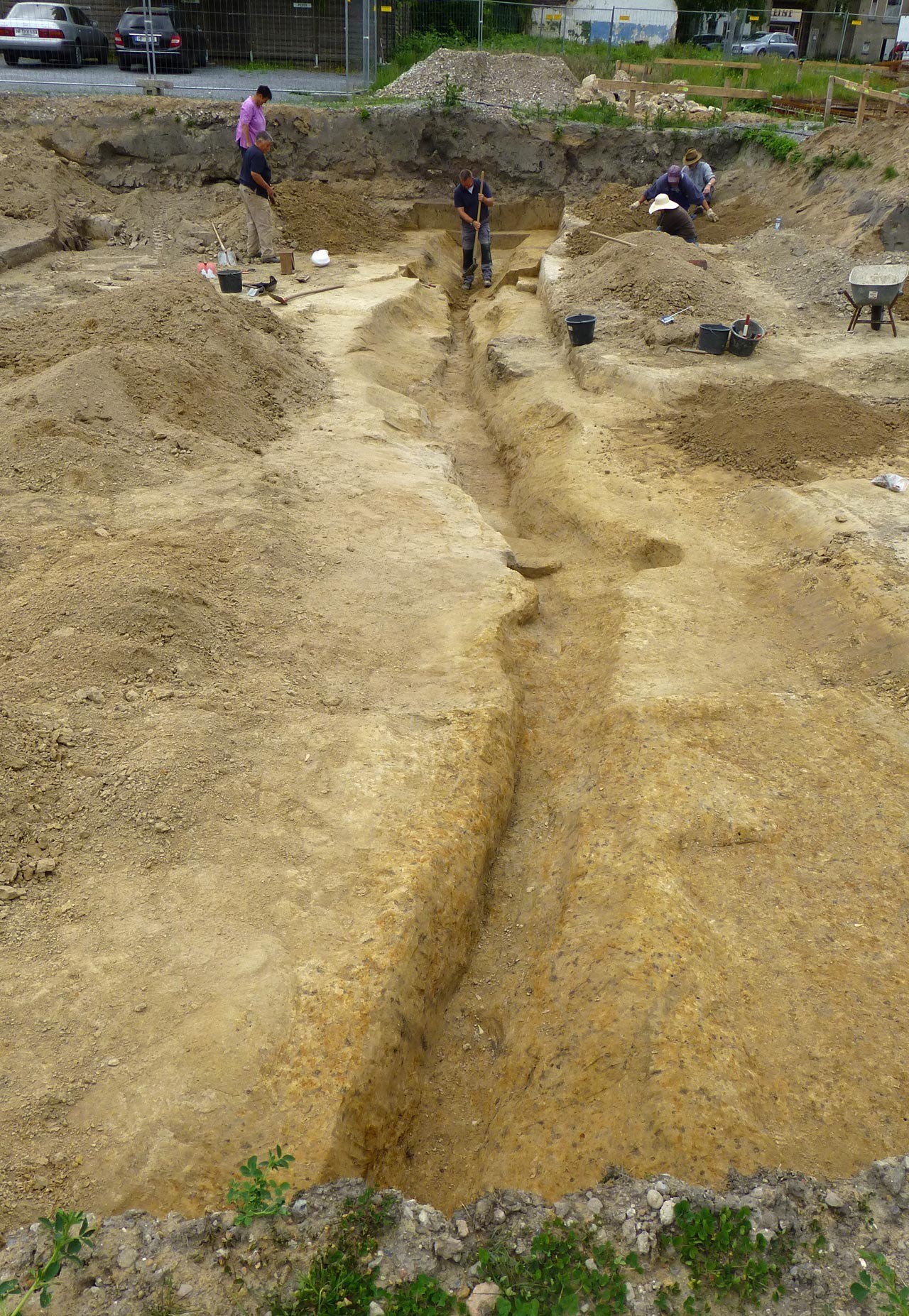 Der Graben ist nach unten unregelmäßig spitz zulaufend geformt; Foto: LWL/S. Spiong