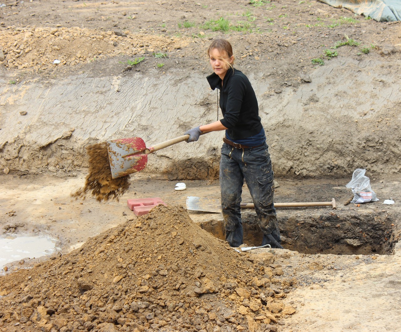 Um das Baufeld möglichst rasch freizumachen, mussten alle mit anpacken. - Foto: LWl-AfW Olpe/Michael Baales