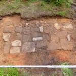 Die Pflasterung war vermutlich Teil einer Ofenstelle (Foto: LWL-Archäologie/N. Wolpert). (vergrößerte Bildansicht wird geöffnet)