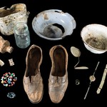 Warstein-Langenbachtal. Das Übersichtsfoto dokumentiert die verschiedenen Fundkategorien. – Foto: LWL-AfW Olpe/Thomas Poggel. (vergrößerte Bildansicht wird geöffnet)