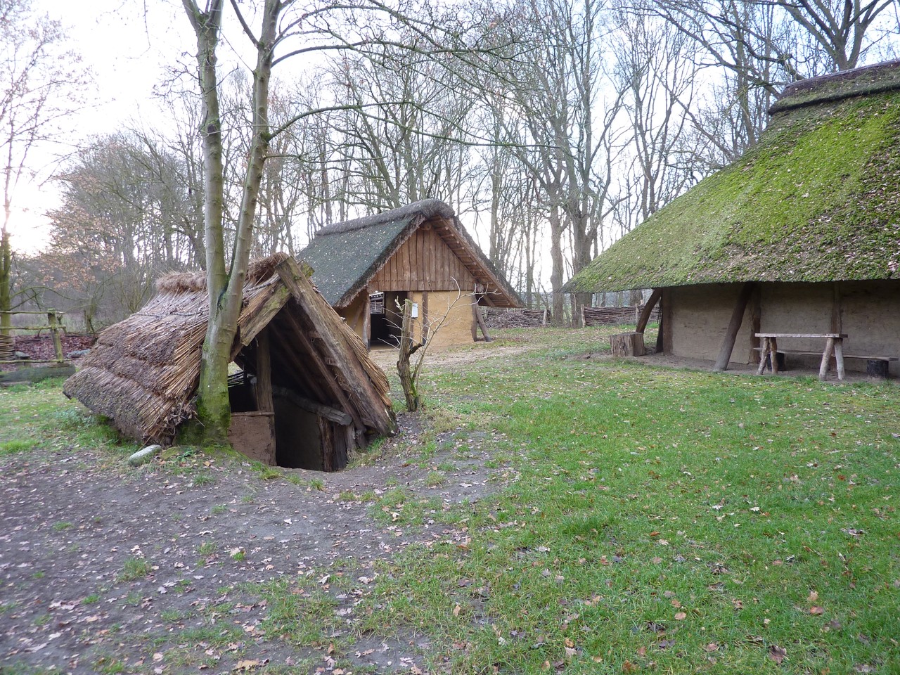 Ein rekonstruiertes frühmittelalterliches Grubenhaus auf dem Gelände des Freilichtmuseums Sachsenhof in Greven (Foto LWL-Archäologie für Westfalen/Jürgen Gaffrey).