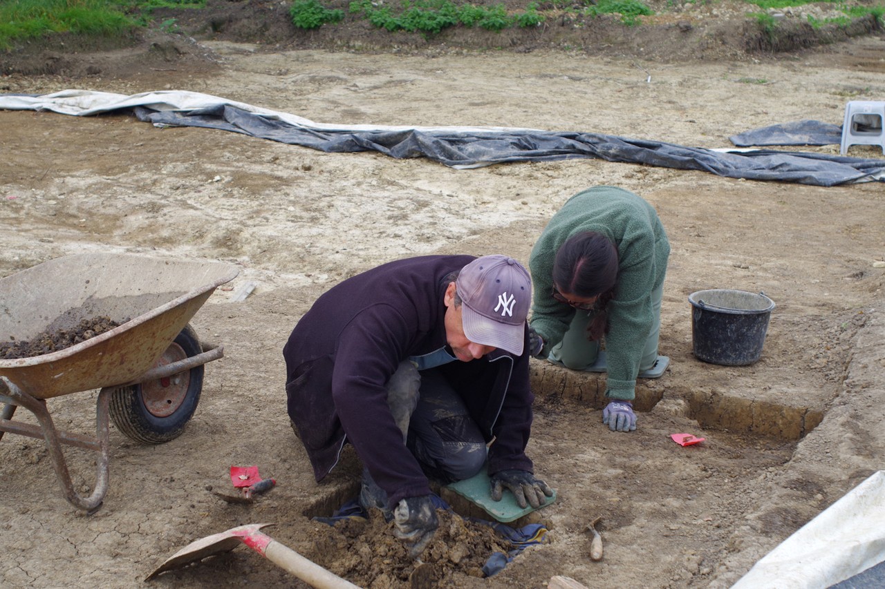 Das Grabungsteam legt alle Befunde sorgfältig frei und dokumentiert sie. Nach der Ausgrabung schließen sich die Arbeiten in Werkstatt, Büro und Labor an. (Foto: Goldschmidt Archäologie & Denkmalpflege/R. Roth).