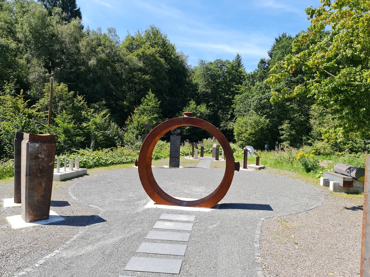 Stargate im Siegerland: Mit Durchschreiten des Kokillenrings startet der EisenZeitReiseWeg in das Tal des Gerhardsseifens und eine Zeitreise beginnt (Foto: Ein Siegerländer Tal e.V./C. Weber).
