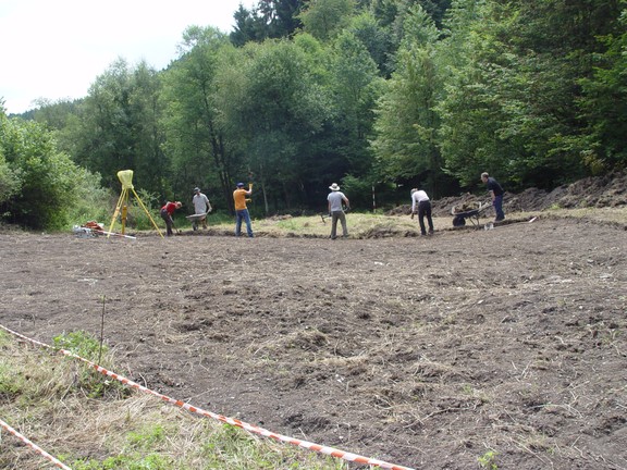 Händisch – wegen der Umweltschutzauflagen – legten 2009 Archäologinnen und Archäologen eine Fläche über 200 Quadratmeter frei (Foto: Ruhr-Universität Bochum/Manuel Zeiler).