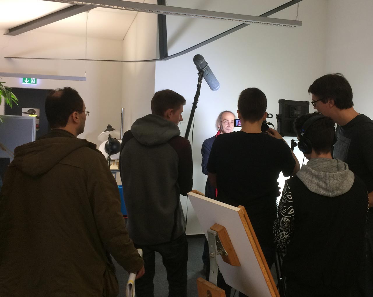 Das Schülerteam führt unter Anleitung des Kameramannes ein Interview mit Dr. Daniel Bérenger; Foto: LWL/C. Hildebrand