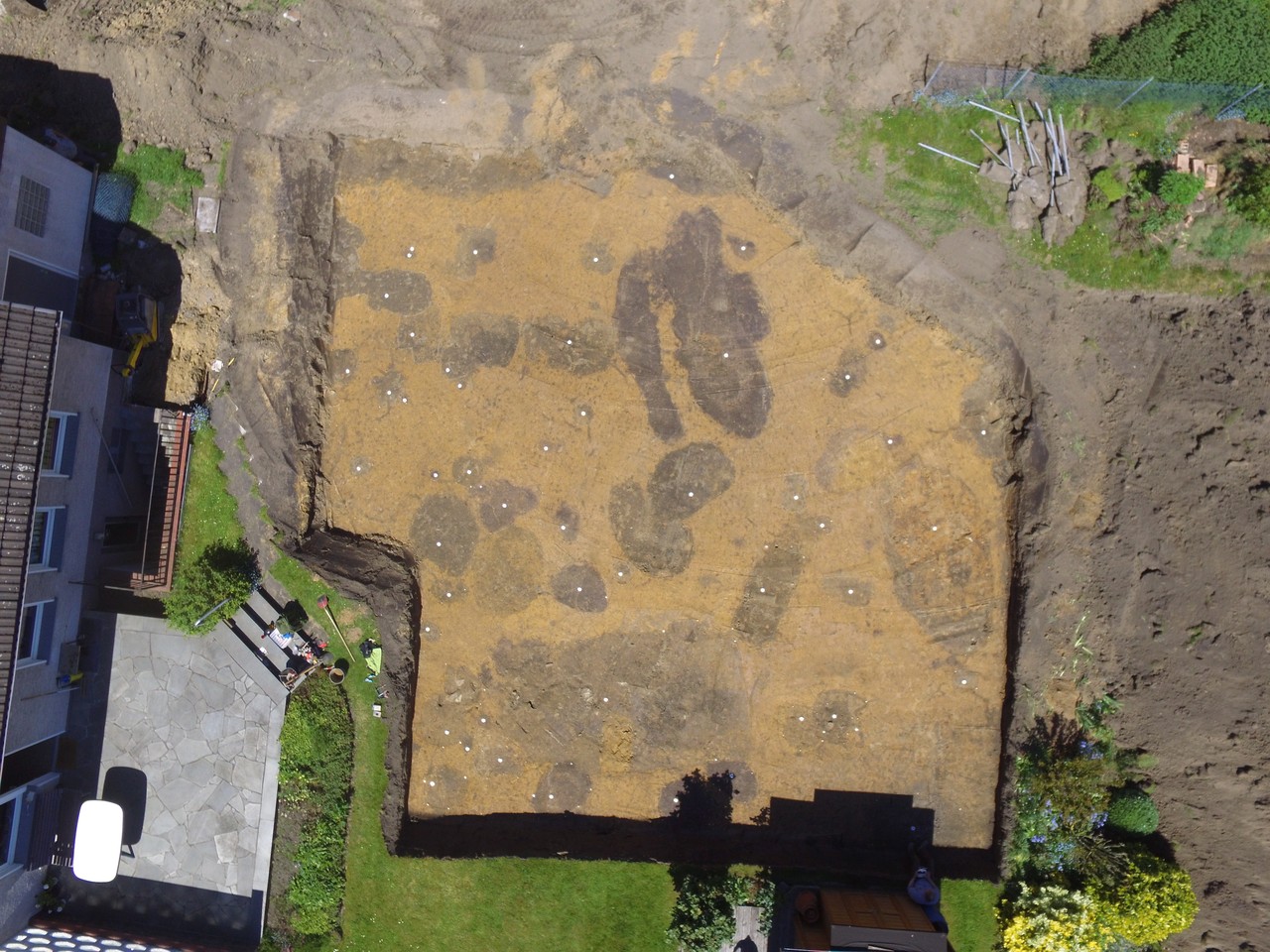 Überraschend zahlreich waren die archäologischen Grubenbefunde auf dem kleinen Baugrundstück am Lyggengraben in Werl. – Foto: EggensteinExca