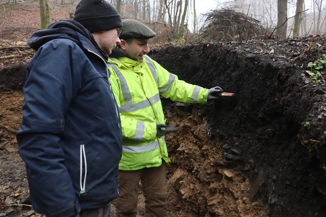 Möglichst viel Archäologie sehen: Wie hier bei einer Schlackenhalde ist es essentiell, die Befundansprache im Feld zu üben. – Foto LWL-AfW Olpe/D. Riemenschneider