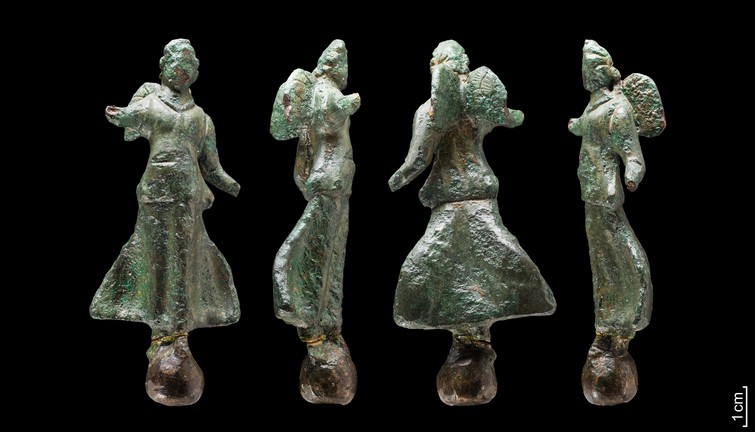 Die Zeichnung aus Kneblinghausen weißt große Ähnlichkeit mit einer bronzenen Victoria aus Schwerste-Ergste, Kr. Unna, auf (LWL-AfW Olpe/T. Poggel)