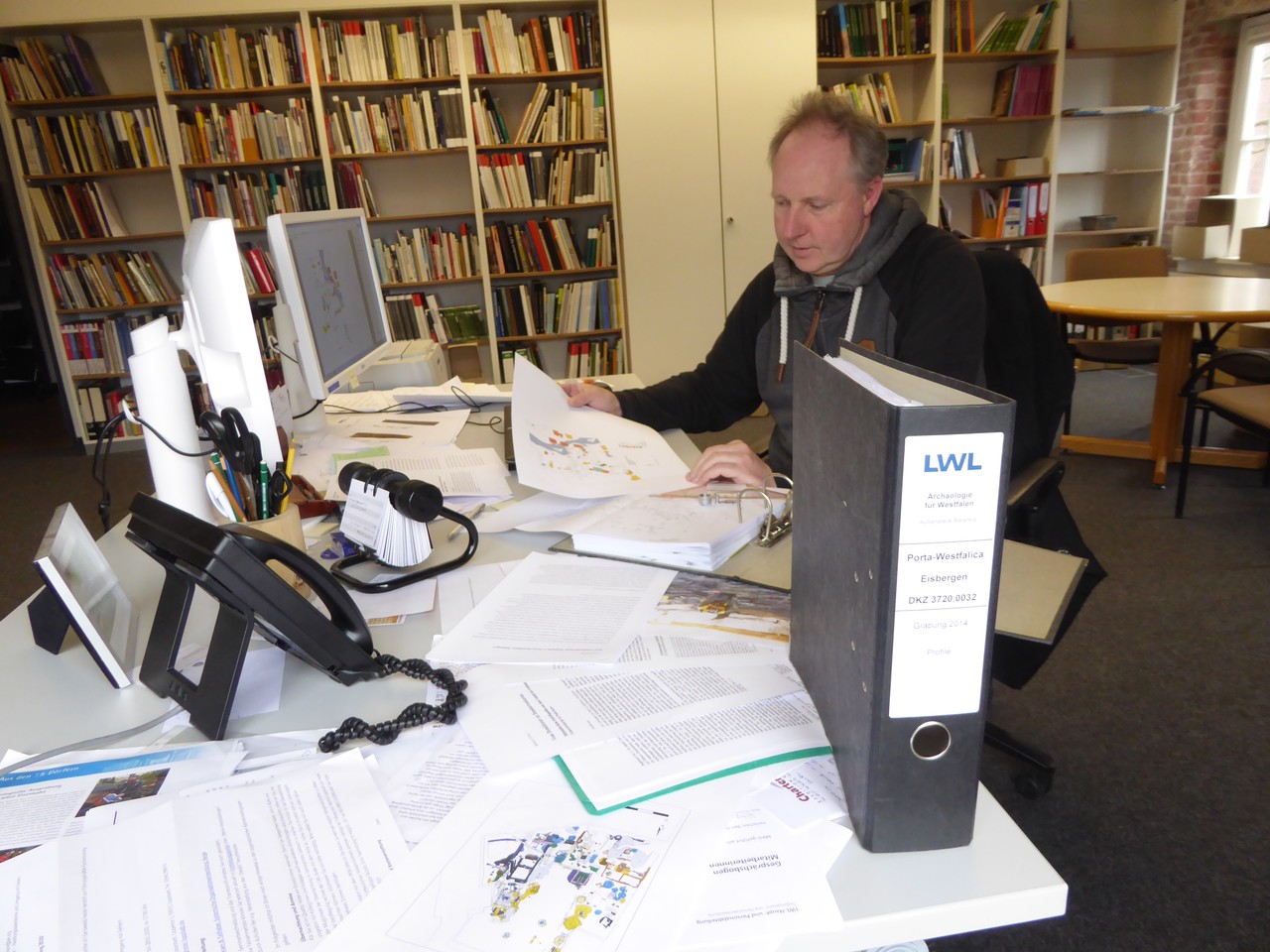Alleine im Büro: endlich mal Zeit für wissenschaftliche Auswertungen, Foto: LWL, F. Bernhörster