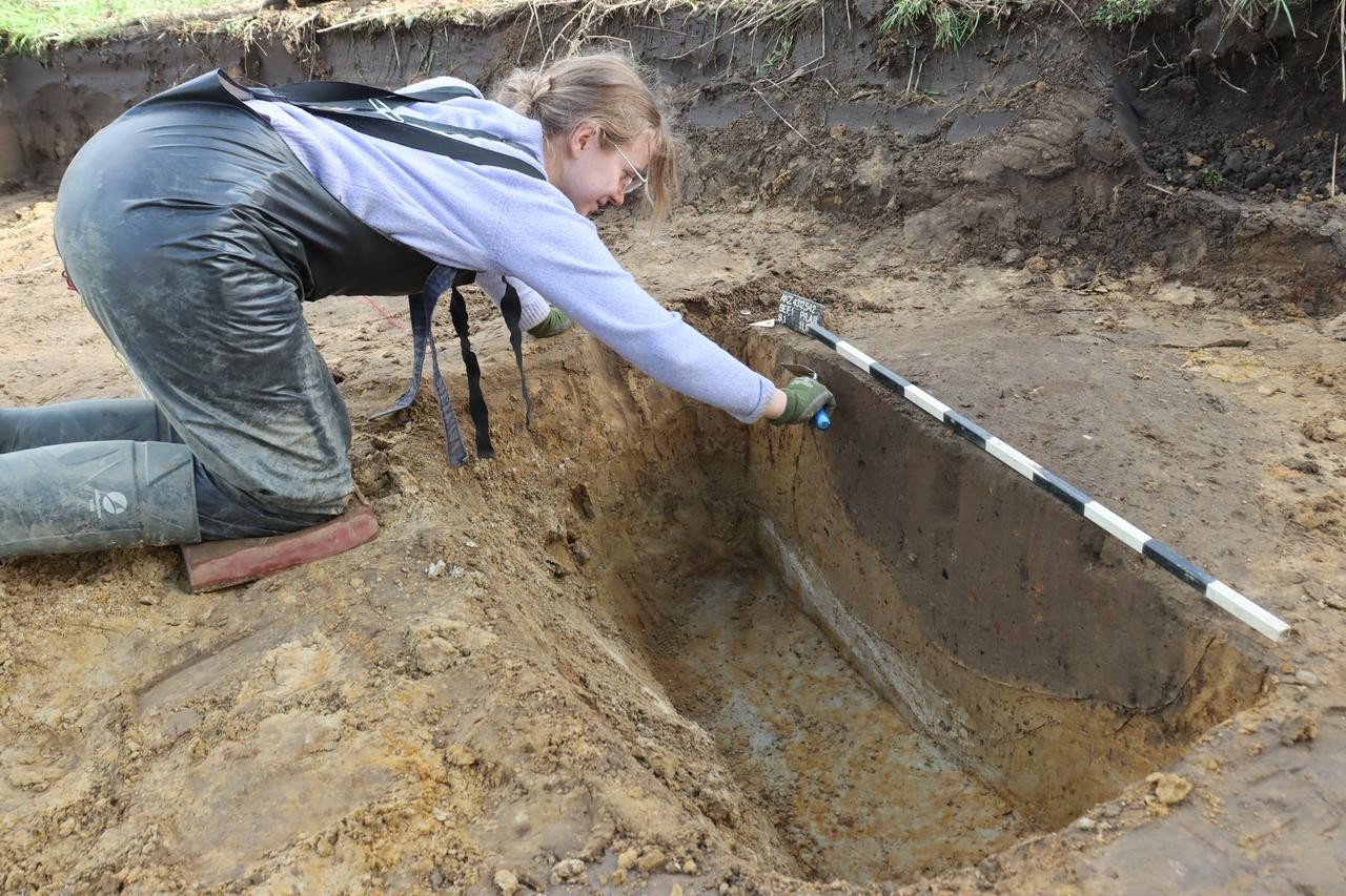 Hamm: Ausgrabung einer mittelalterlichen Hofstelle. Hier putze ich gerade ein senkrechts Profil durch eine alte, verfüllte Siedlungsgrube. – Foto: LWL-AfW Olpe/Fabian Geldsetzer.