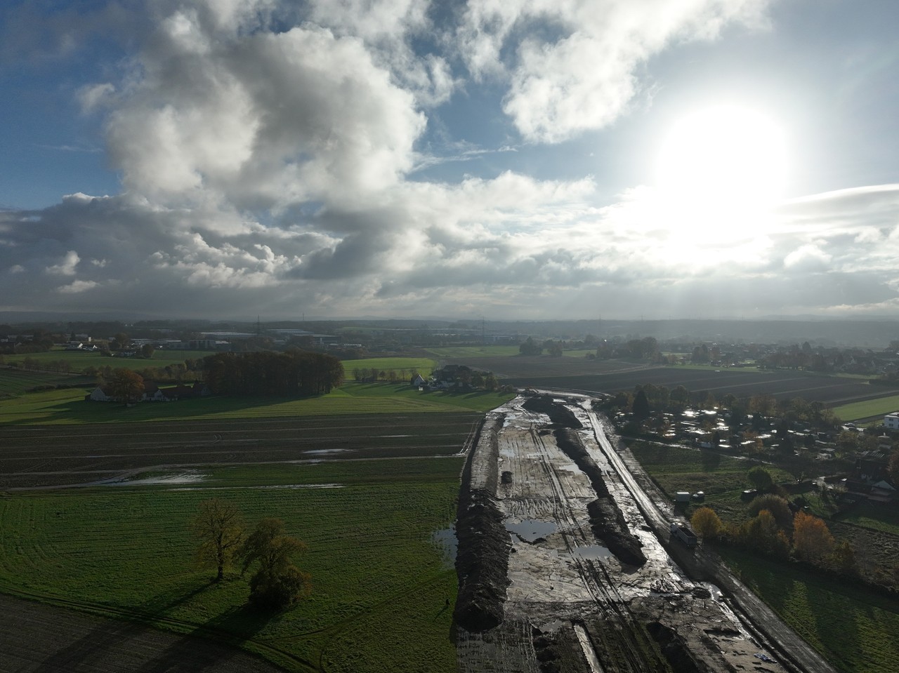 Tauwetter im Anmarsch. Der Blick über die Trasse der künftigen Umgehungsstraße L712n nördlich von Milse. Foto: Archäomedes/P. Szczepanik