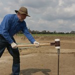 Pürckhauer-Bohrung statt Feldbegehung, ehrenamtlicher Mitarbeiter bei vollem Körpereinsatz (LWL-Archäologie für Westfalen/T. Poggel). (vergrößerte Bildansicht wird geöffnet)