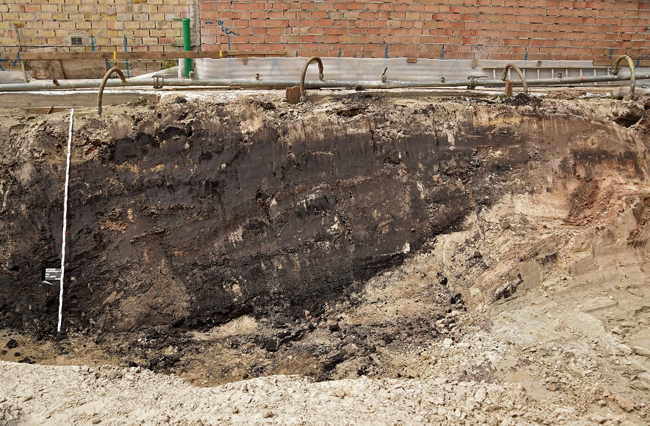Alle Mitarbeiter staunten über die Mächtigkeit des Grabenprofils. (Foto: LWL/S. Lippe)