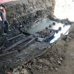 Das freigelegte Jochwerk mit schützender Beschalung (LWL-Archäologie für Westfalen/T. Poggel). (vergrößerte Bildansicht wird geöffnet)