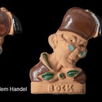 Warstein-Melkeplätzchen. „Schneider Böck“, ein Anstecker nach der Figur aus „Max und Moritz“, 1940 im Rahmen der Sammlung für das sog. Winterhilfswerk verkauft und 1964 bei der Exhumierung im Grab verblieben. – Foto: LWL-AfW Olpe/Thomas Poggel. (vergrößerte Bildansicht wird geöffnet)
