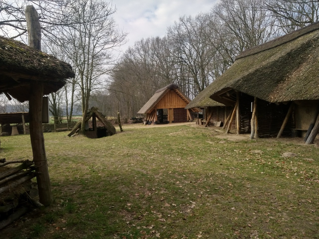 Brauchen viel Pflege: die Gebäude auf dem frühmittelalterlichen Sachsenhof (Foto: LWL/C. Grünewald).