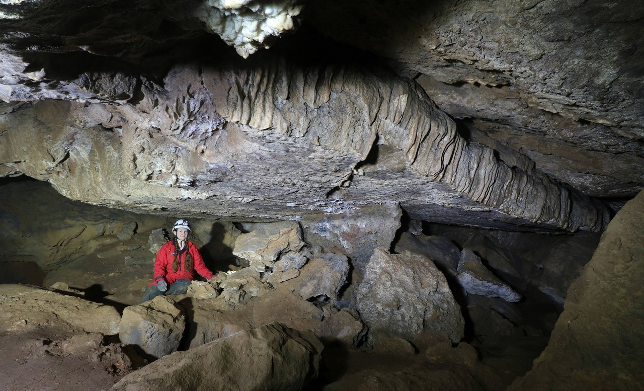 Felsenmeer bei Hemer (Märkischer Kreis). Bergbau-Karst-Komplex Bärenhöhle. Blick in eine während des Hochmittelalters ausgeräumte, ehemals erzhaltige Schlotte. – Foto: LWL-Archäologie für Westfalen/T. Poggel.